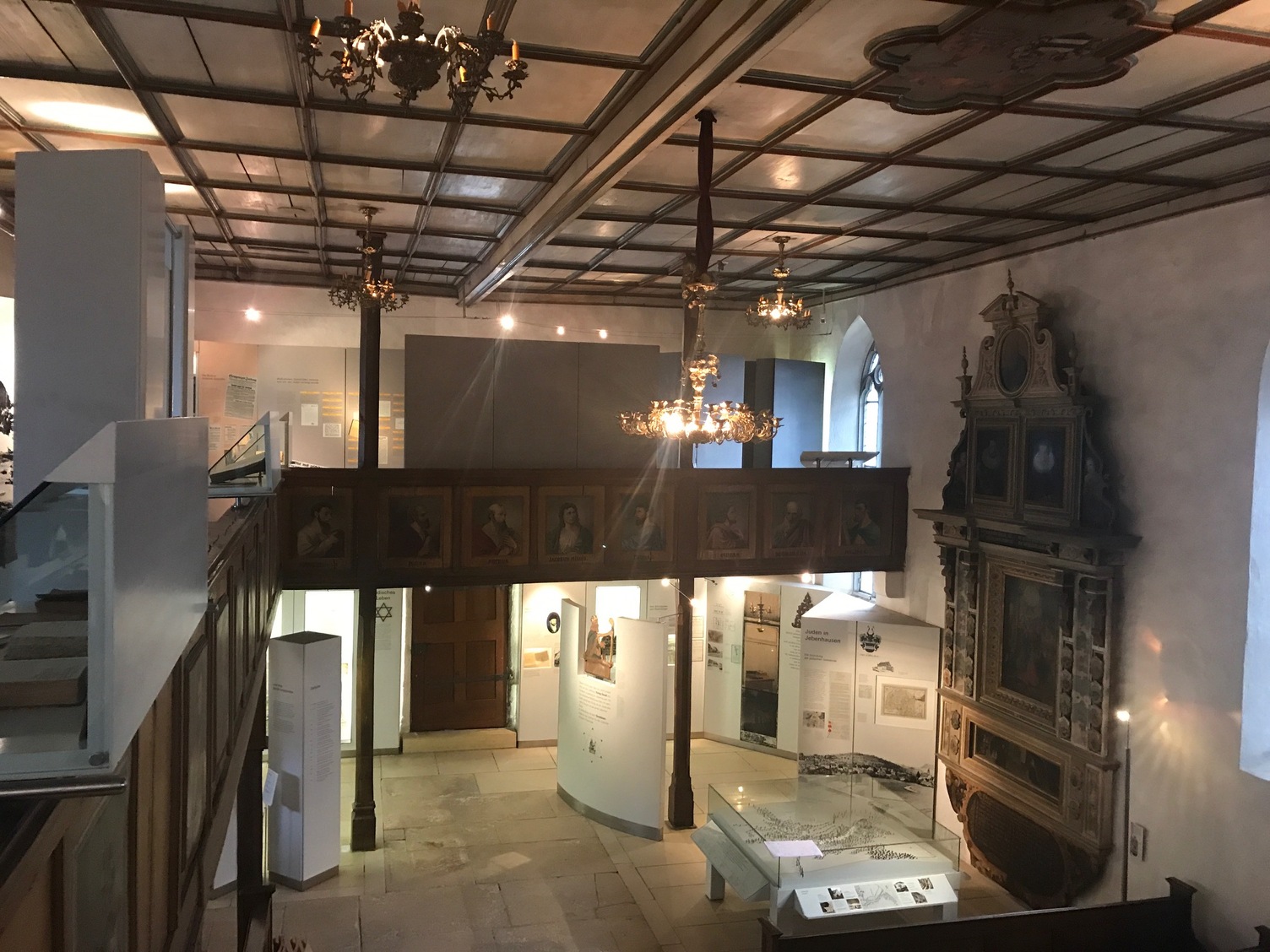 Kleine Strahler mit zu geringem Licht für Ausstellungsstücke und Info-Tafeln in alter Kirche, die als Museum dient.
