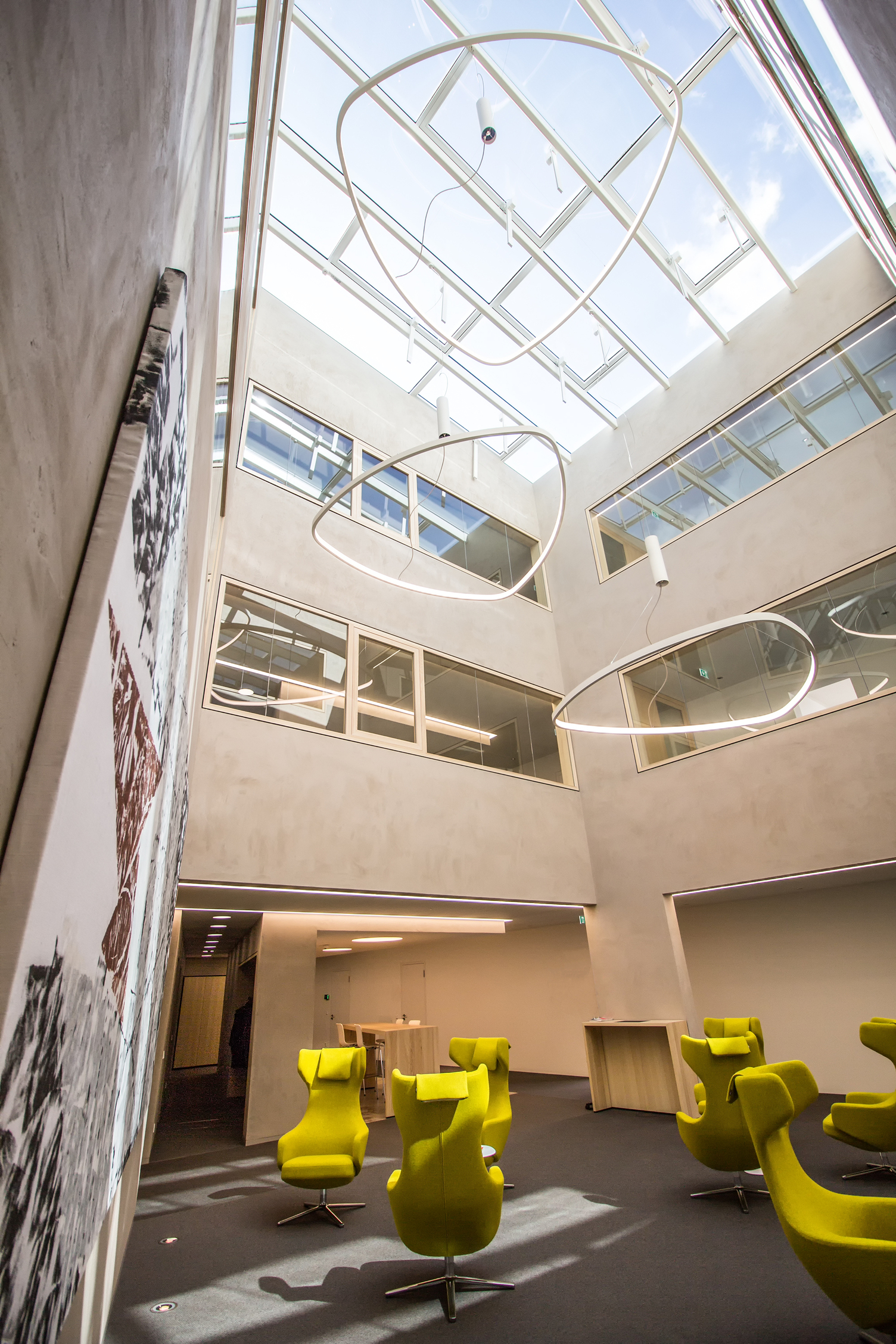 Große Lobby der Kreissparkasse Tuttlingen mit Soft Delta I von SATTLER an Pendelbaldachin abgependelt | © SATTLER