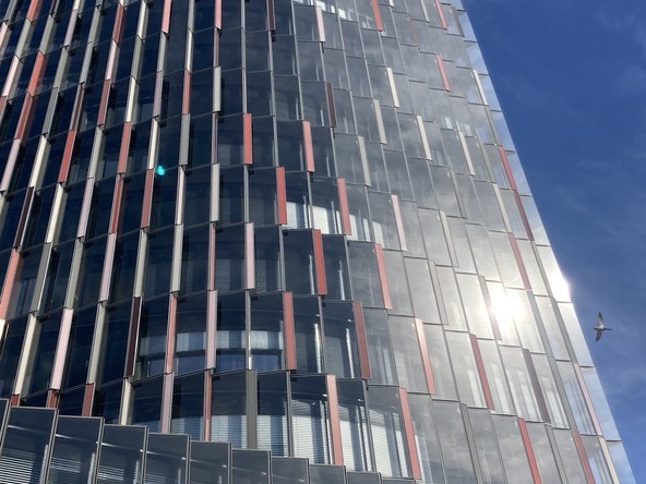 Außenansicht des KfW Westarkade Frankfurt Hochhauses mit Aluminium-Glasfassade. | © SATTLER