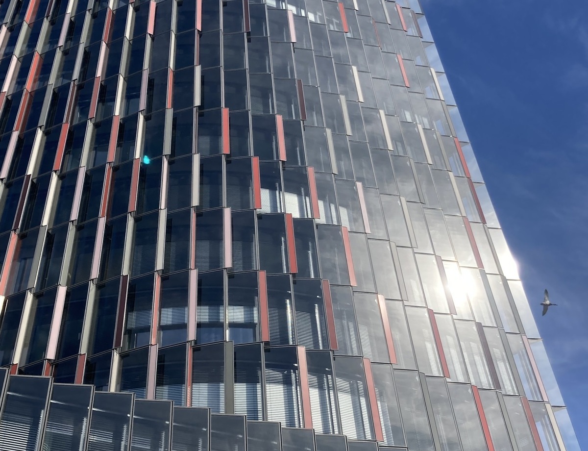 KfW Westarkade Frankfurt Außenansicht des KfW Westarkade Frankfurt Hochhauses mit Aluminium-Glasfassade.