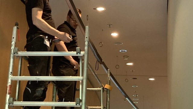 Zwei SATTLER Monteure auf Gerüst zur Leuchtenmontage einer DUETTO Lichtlinie. | © SATTLER