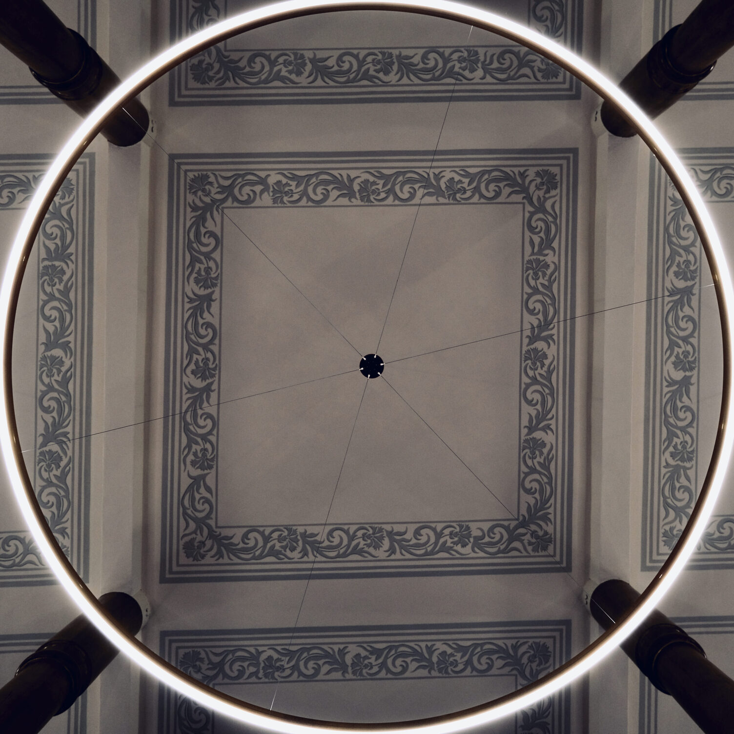 Blick vom Taufbecken über die leuchtende goldene Ringleuchte, deren Abhängungen zum Deckengemälde der evangelischen Kirche Westhofen. | © https://evkgwesthofen-abenheim.de/gebaeude/