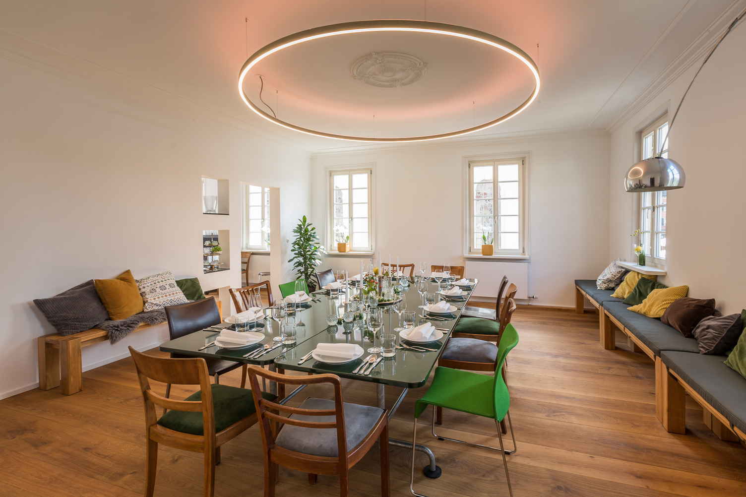 DOPPIO Leuchten in der Kochschule Andrea Lange über einer langen Tafel