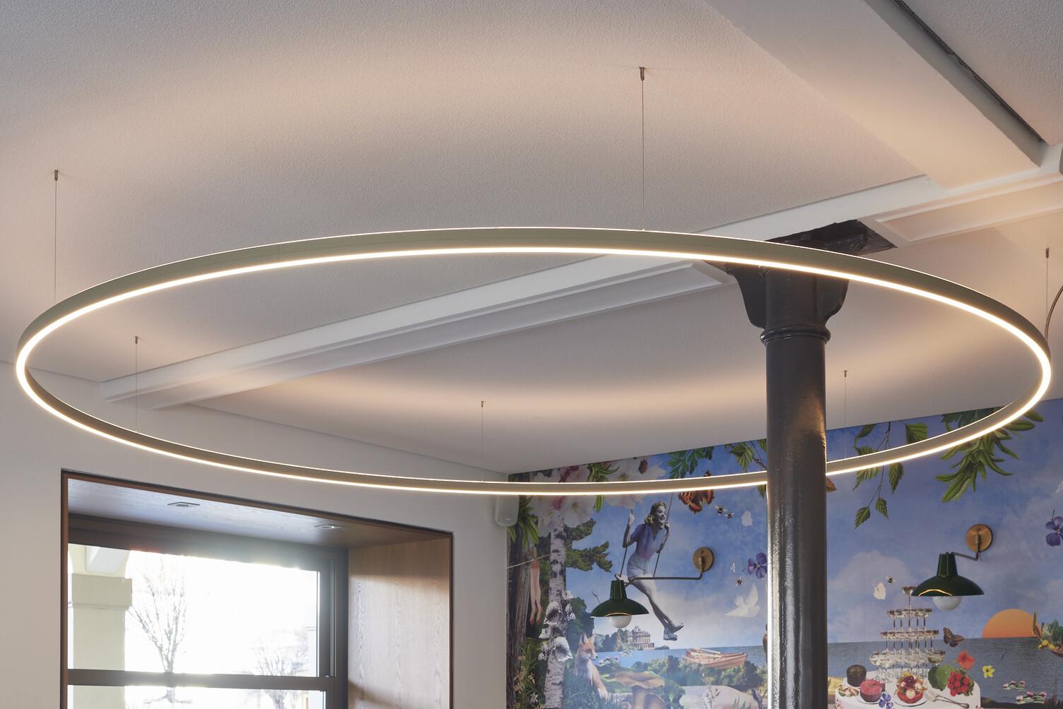 Große SLIM ELLIPSE Pendelleuchte im Gastraum der Kochschule Andrea Lange