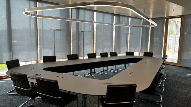 Custom DUETTO luminaire by SATTLER above a conference table at LBBW Stuttgart