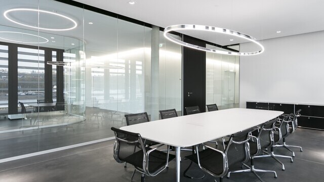 Doppio Ellipse with BE3 spotlights, each by SATTLER, arranged in a glass meeting room above a white table in a wider perspective | © SATTLER | Nikolay Kazakov niko design