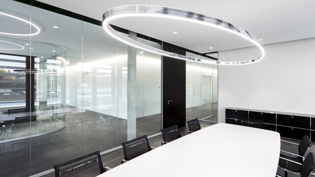 Doppio Ellipse with BE3 spotlights, each from SATTLER, arranged in a glass meeting room above a white table | © SATTLER | Nikolay Kazakov niko design