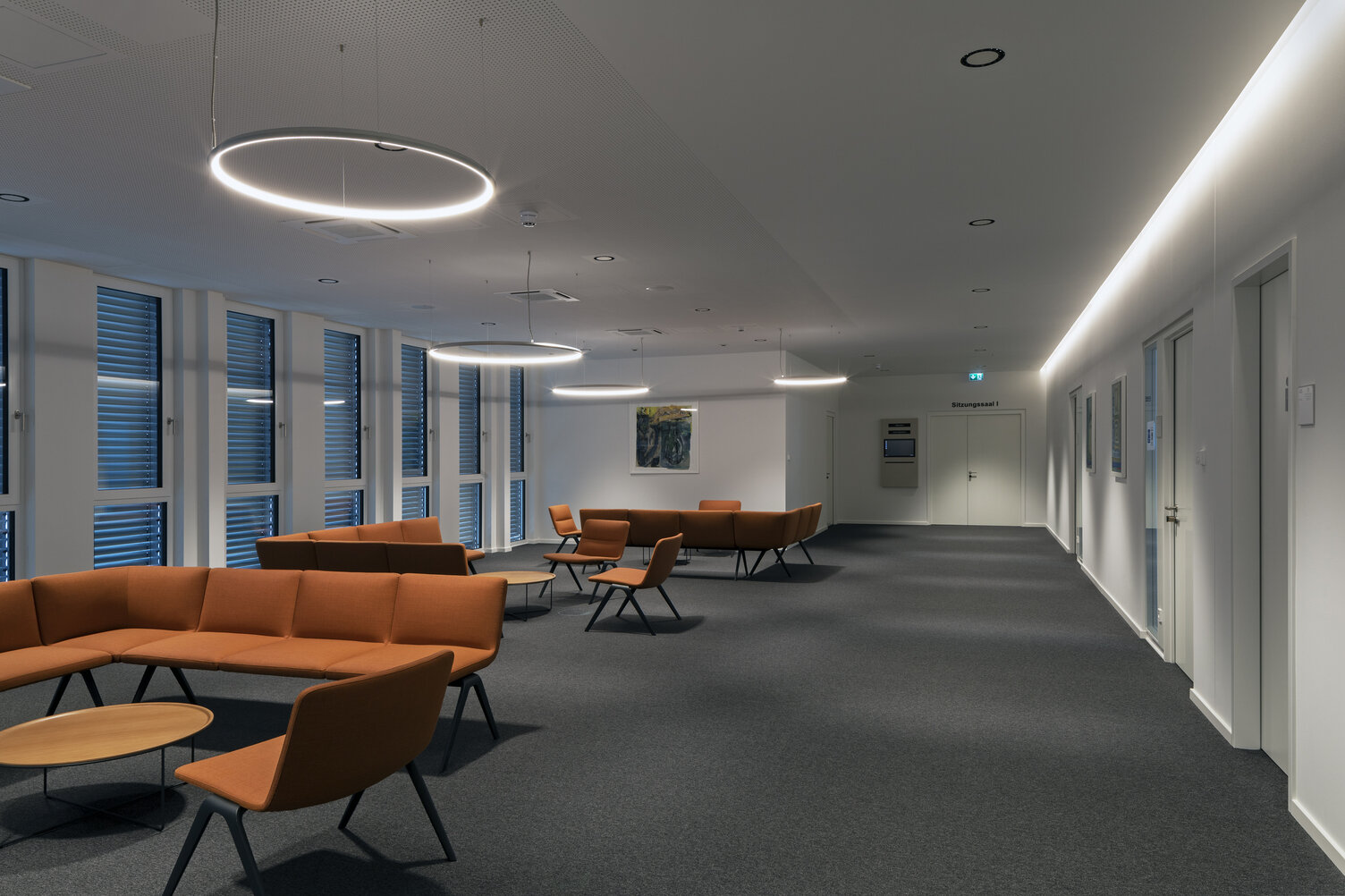 Girata pendant lights in the foyer of Stuttgart Fasanenhof Regional Court | © Juliane Eirich Circular pendant lights from the GIRATA series in the foyer of Stuttgart Fasanenhof Regional Court | © Juliane Eirich