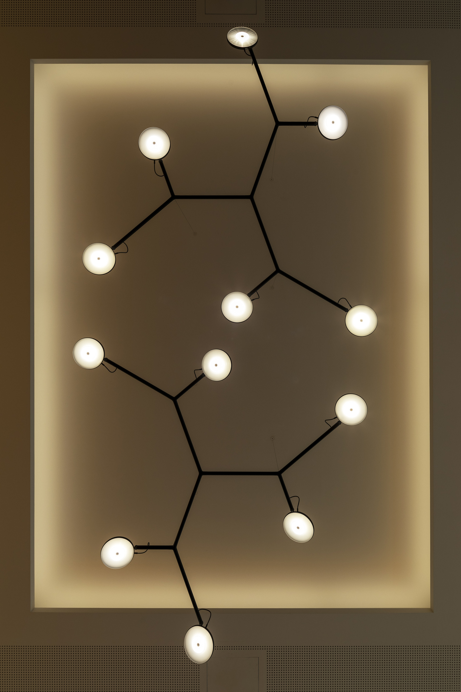 Close-up of the AVVENI Pendant 6 light at Stuttgart Fasanenhof Regional Court_______________________________--