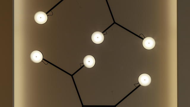 Close-up of the AVVENI Pendant 6 light at Stuttgart Fasanenhof Regional Court_______________________________-- | © Juliane Eirich