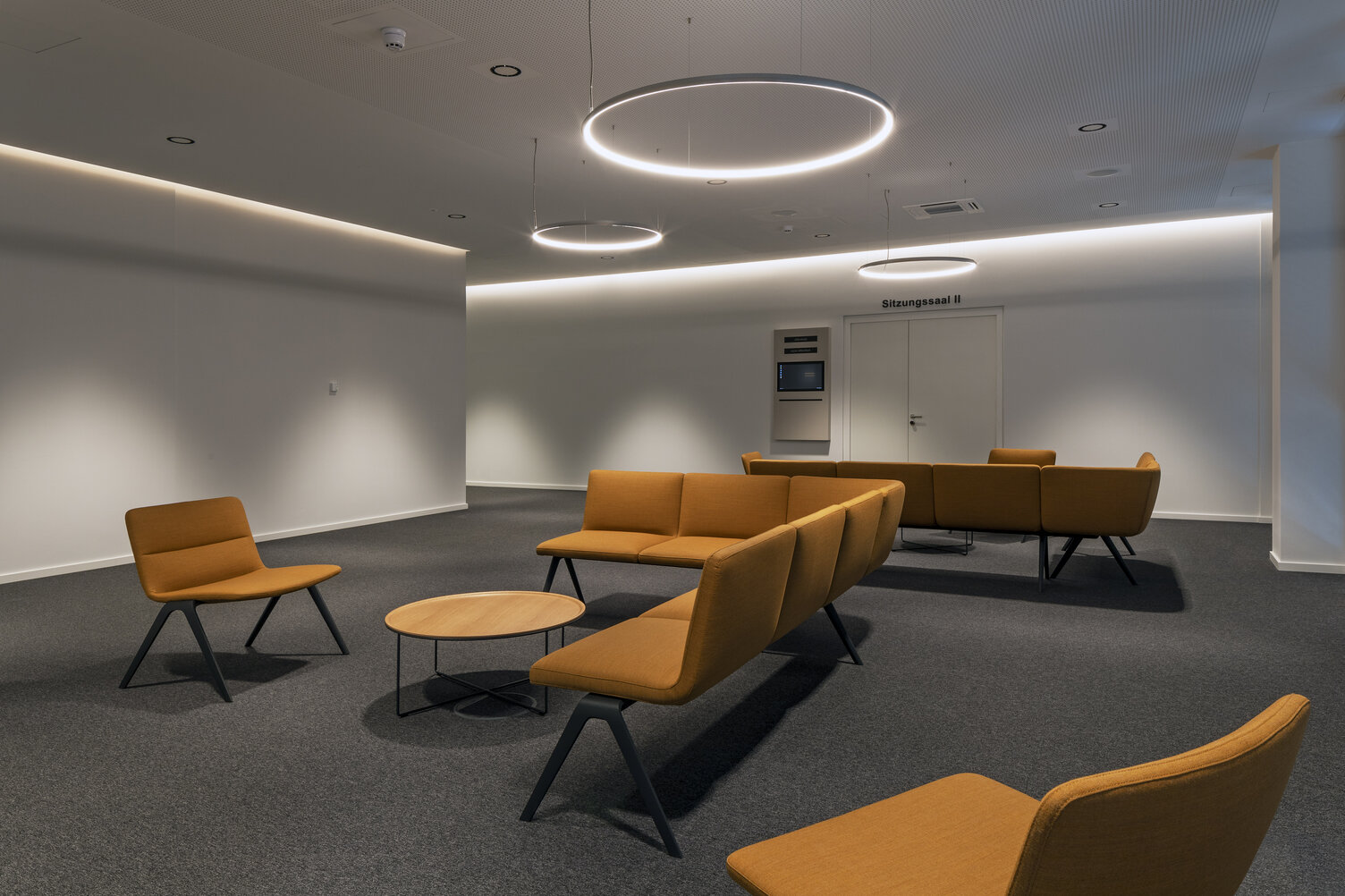 GIRATA pendant lights in the foyer of Stuttgart Fasanenhof Regional Court | © Juliane Eirich Elegant Girata pendant lights in the foyer of Stuttgart Fasanenhof Regional Court | © Juliane Eirich