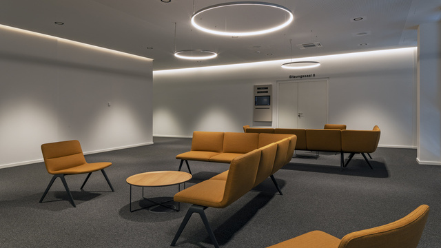 Elegant Girata pendant lights in the foyer of Stuttgart Fasanenhof Regional Court | © Juliane Eirich