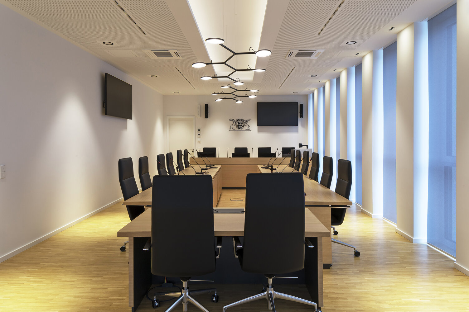 AVVENI Pendant 6 Type 2 in Stuttgart Fasanenhof Regional Court | © Juliane Eirich AVVENI Pendant 6 Type 2 pendant light in the conference room of Stuttgart Fasanenhof Regional Court | © Juliane Eirich