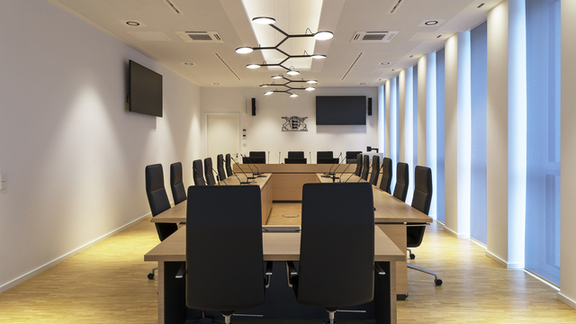 AVVENI Pendant 6 Type 2 pendant light in the conference room of Stuttgart Fasanenhof Regional Court | © Juliane Eirich