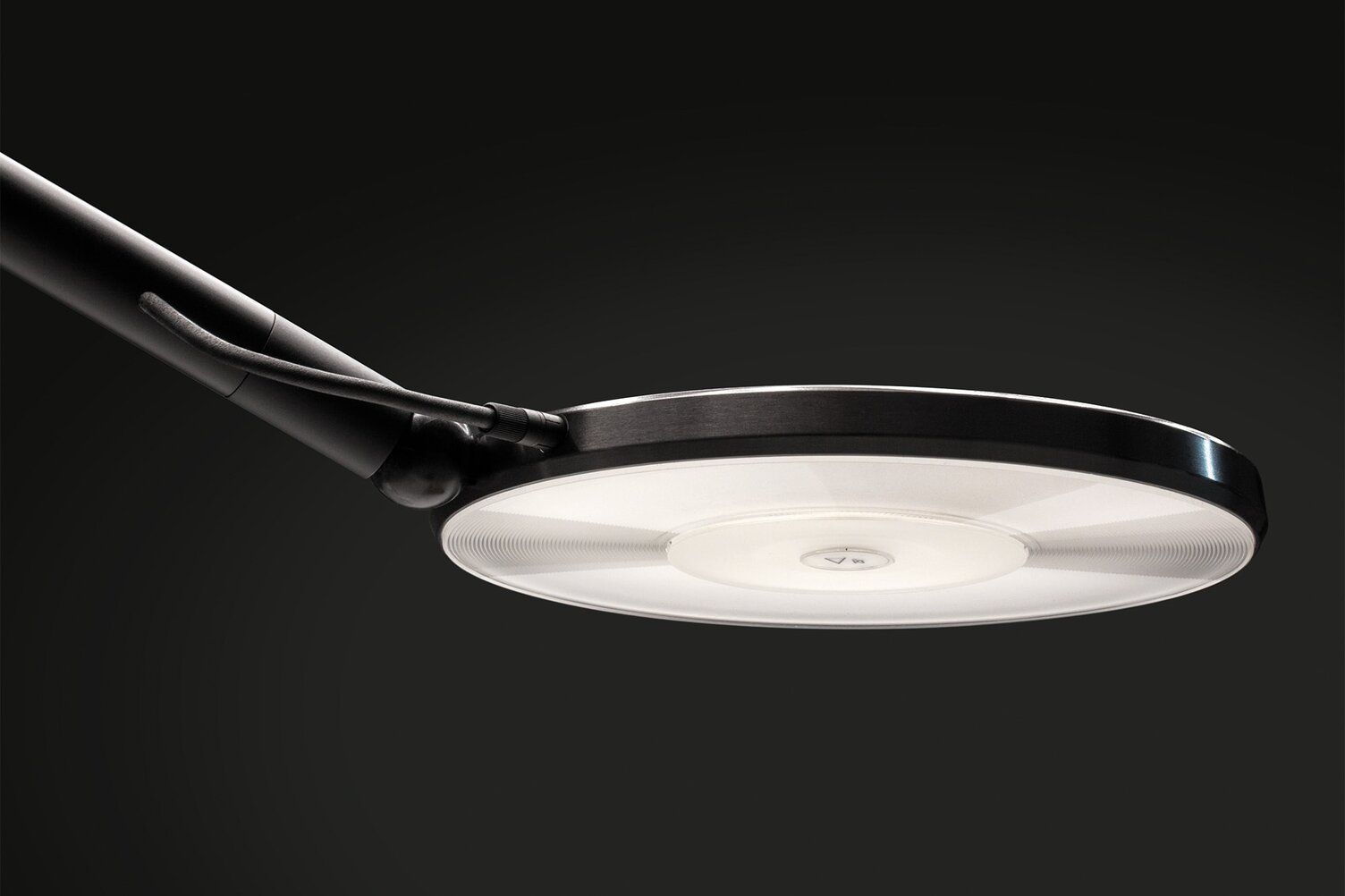 AVVENI Pendant Lighthead close-up | © Juliane Eirich Close-up of the AVVENI Pendant series light head | © Juliane Eirich