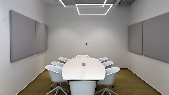 Meeting room with GIOCO Acoustic luminaires and acoustic wall panels to improve room acoustics by SATTLER
