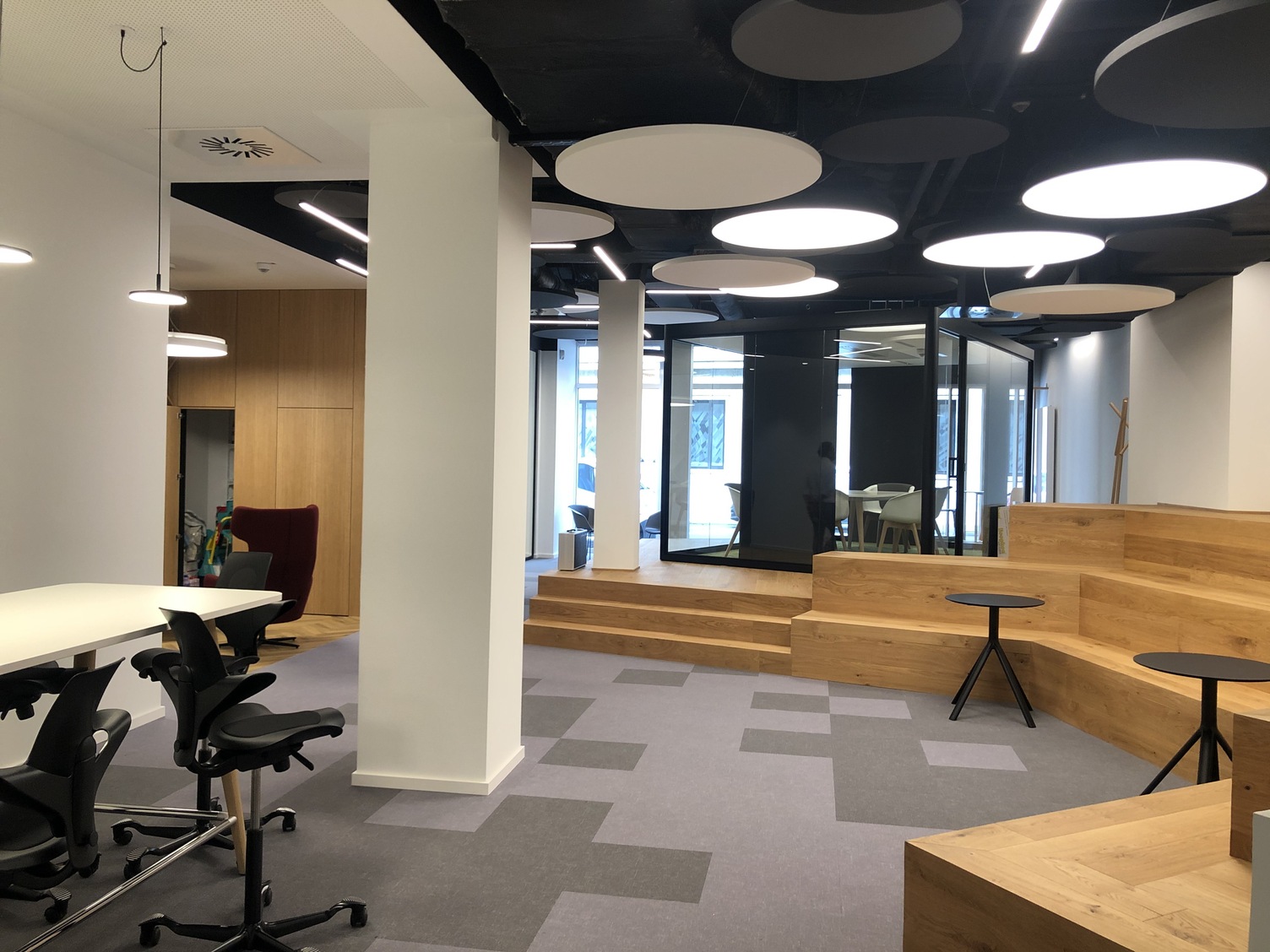 Akustikpaneele mit integrierter Beleuchtung (Acoustic Light Panel) in modernem Büro- und Besprechungsbereich von SATTLER