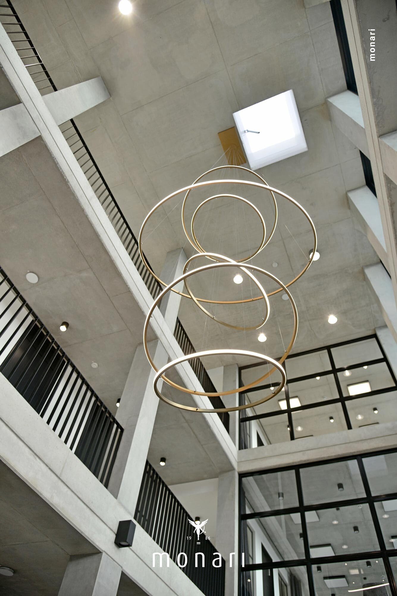 Kronleuchter aus SLIM-OUT-Ringleuchten im Eingangsfoyer von MONARI | © Monari