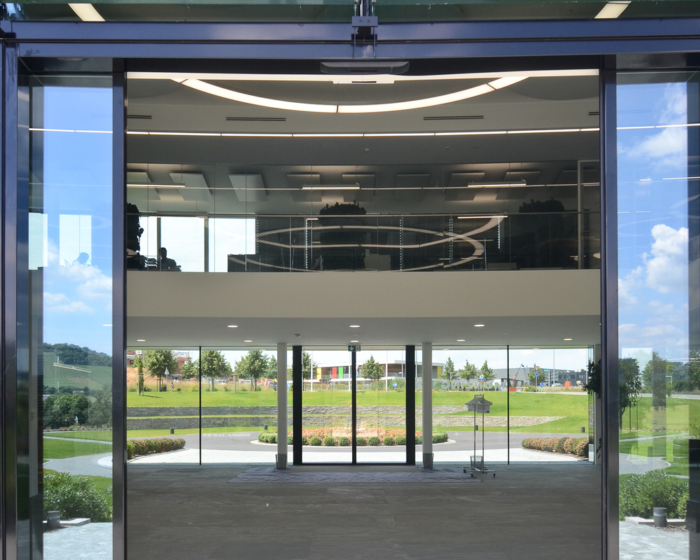 Anello in the foyer photographed from outside through the entrance | © SATTLER | Werbe-und Medienagentur Mohring Anello und Akustikpaneel in einem Foyer von unten fotografiert | © SATTLER | Werbe-und Medienagentur Mohring