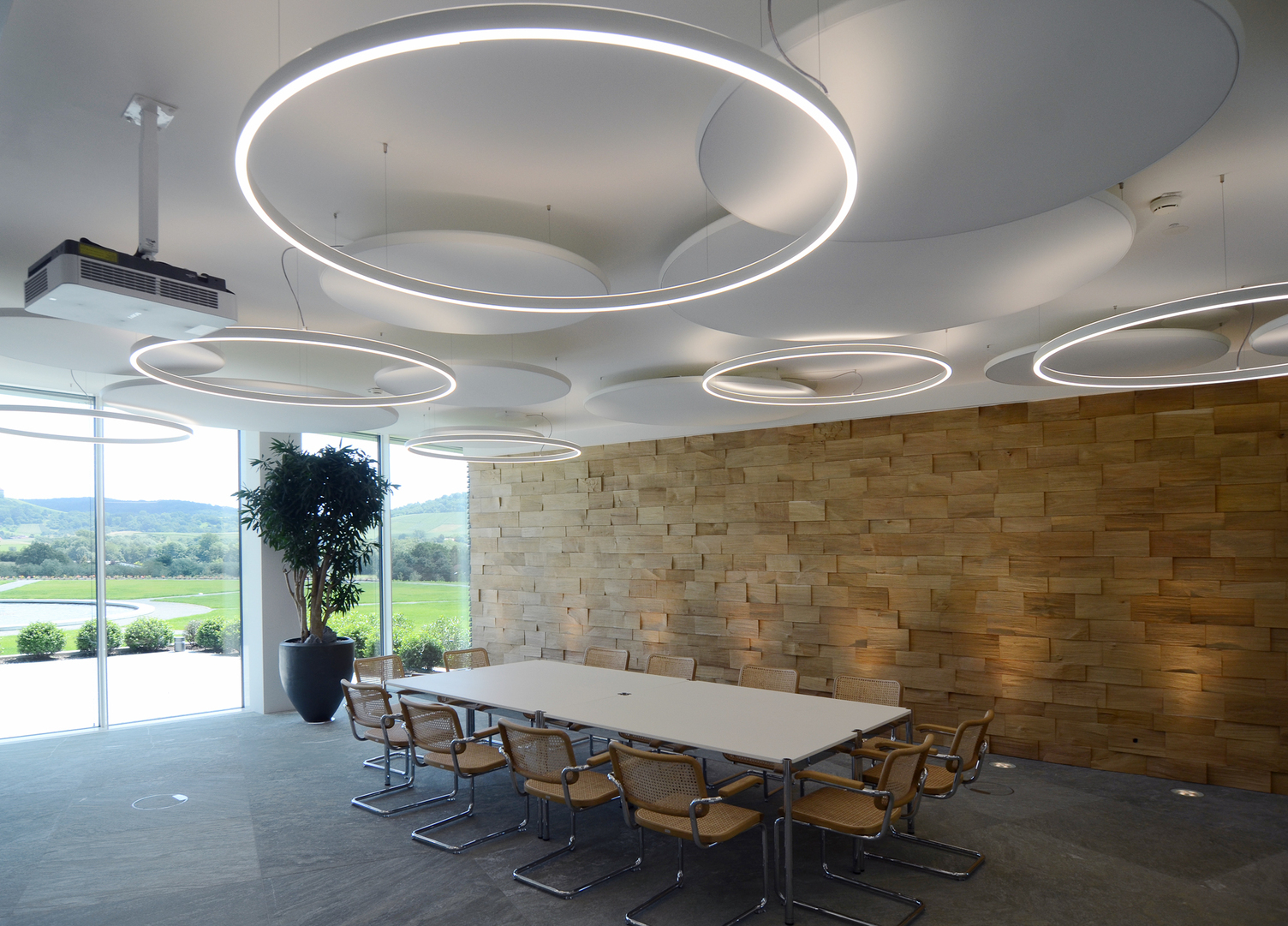 Doppio und Acoustik Panel von Firma SATTLER in einer wunderbaren Kombination in einer modernen Cafetria eines Bürokomplexes in einer weiteren Perspektive