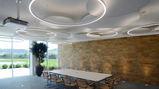 Doppio und Acoustik Panel von Firma SATTLER in einer wunderbaren Kombination in einer modernen Cafetria eines Bürokomplexes in einer weiteren Perspektive | © SATTLER | Werbe-und Medienagentur Mohring