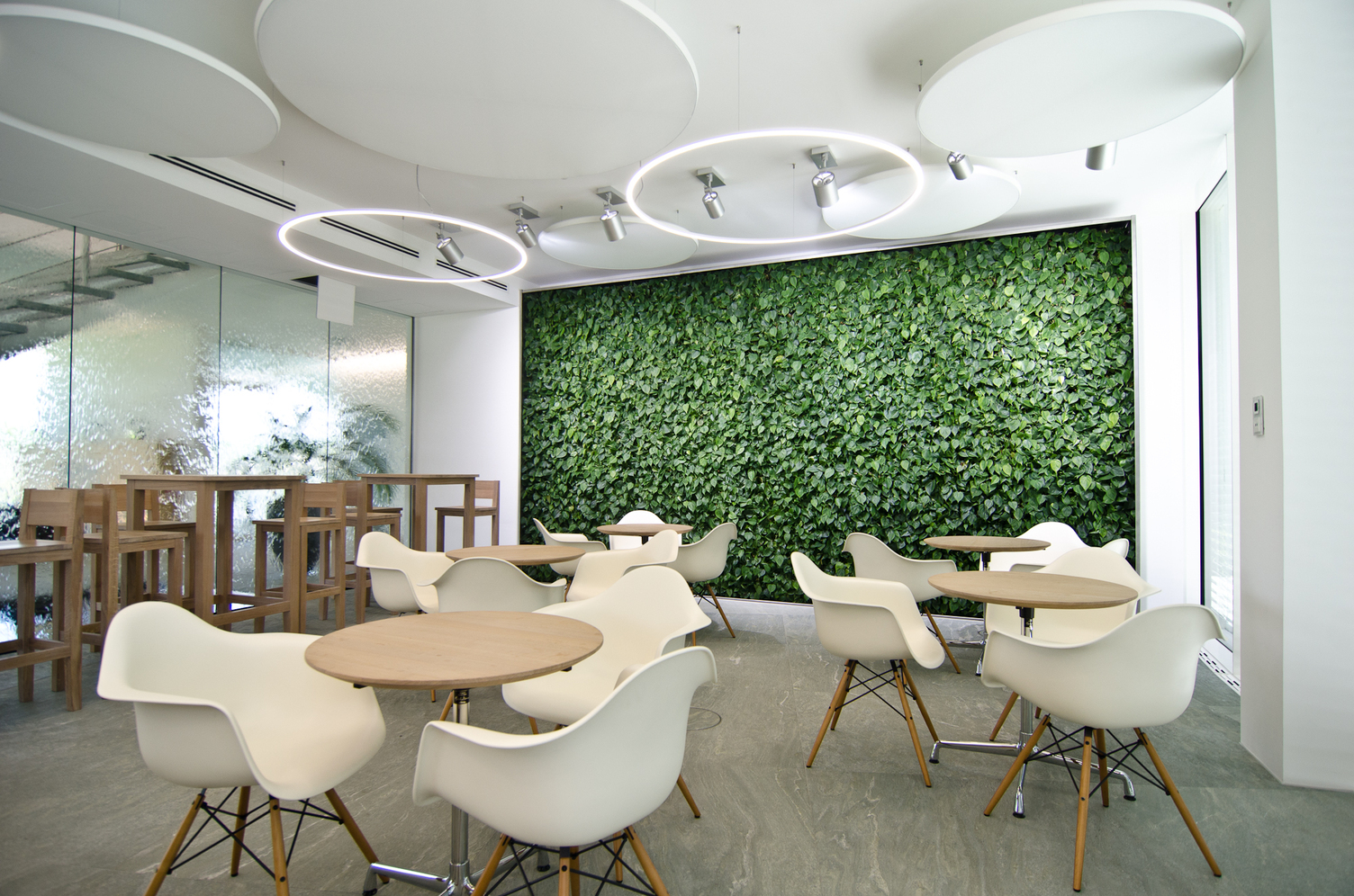 Sim direkt und Akustik Panel von Firma SATTLER in einer Cafeteria in einer vielfältigen Kombination eingesetzt