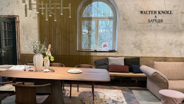The Evolution chandelier by SATTLER, displayed above furniture by Walter Knoll, at the Munich Design Days in the artists’ studio on Prater Island.  | © SATTLER