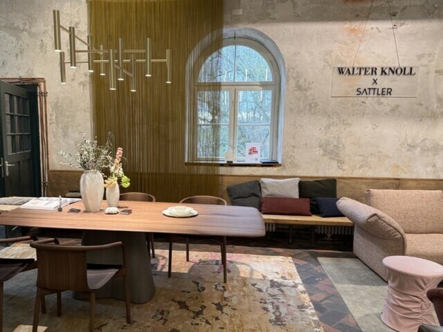 Evolution Kronleuchter von SATTLER über Esstisch-Möbel von Walter Knoll auf den Munich Design Days im Künstler-Atelier auf der Praterinsel.  | © SATTLER