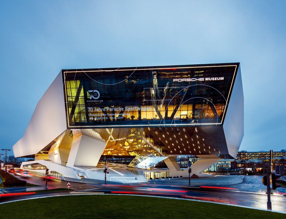 Porsche Museum Stuttgart - Exterior Lighting by Sattler | © Tobias Fröhner Photography Full view of the Porsche Museum building in Stuttgart with dynamic evening lighting by Sattler. | © Tobias Fröhner Photography