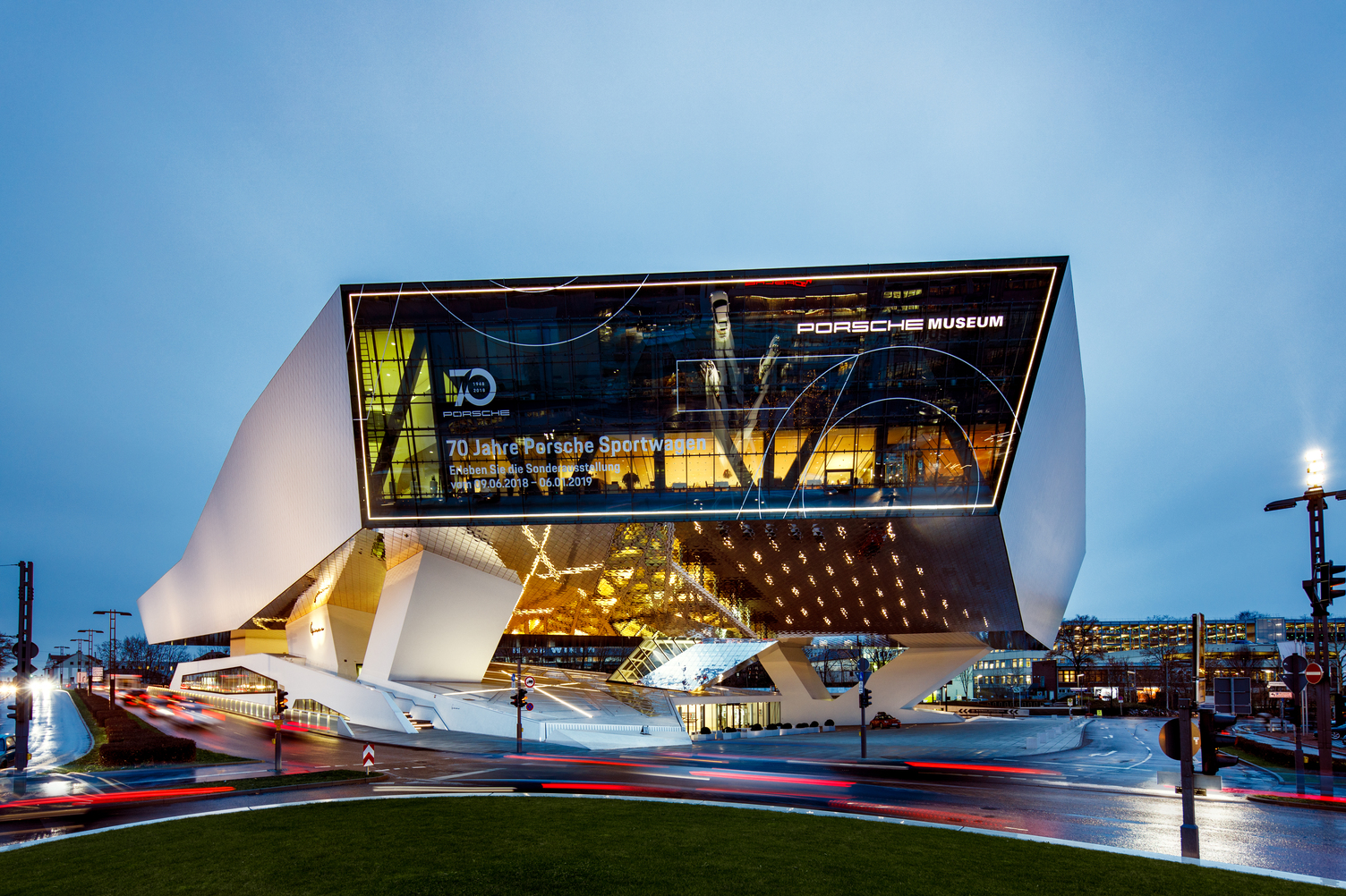 Vollansicht des Porsche Museum Gebäudes in Stuttgart mit dynamischer Abendbeleuchtung von Sattler.