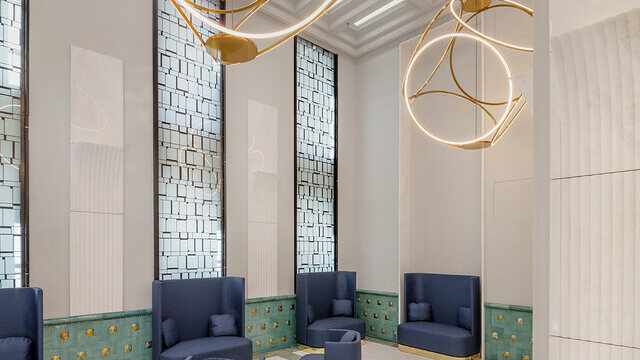 Luxurious seating area in the Postpalast, Budapest, with blue seating and Sattler's Unione 1750 lighting fixtures. | ©  Tamás Bujnovszky
