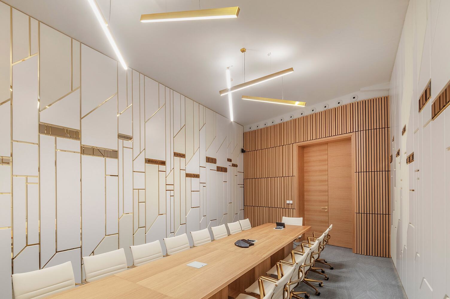 Moderner Konferenzraum im Postpalast, Budapest, mit geometrischen Wanddesigns und Sattlers Paladio Prism 1410 Leuchte.