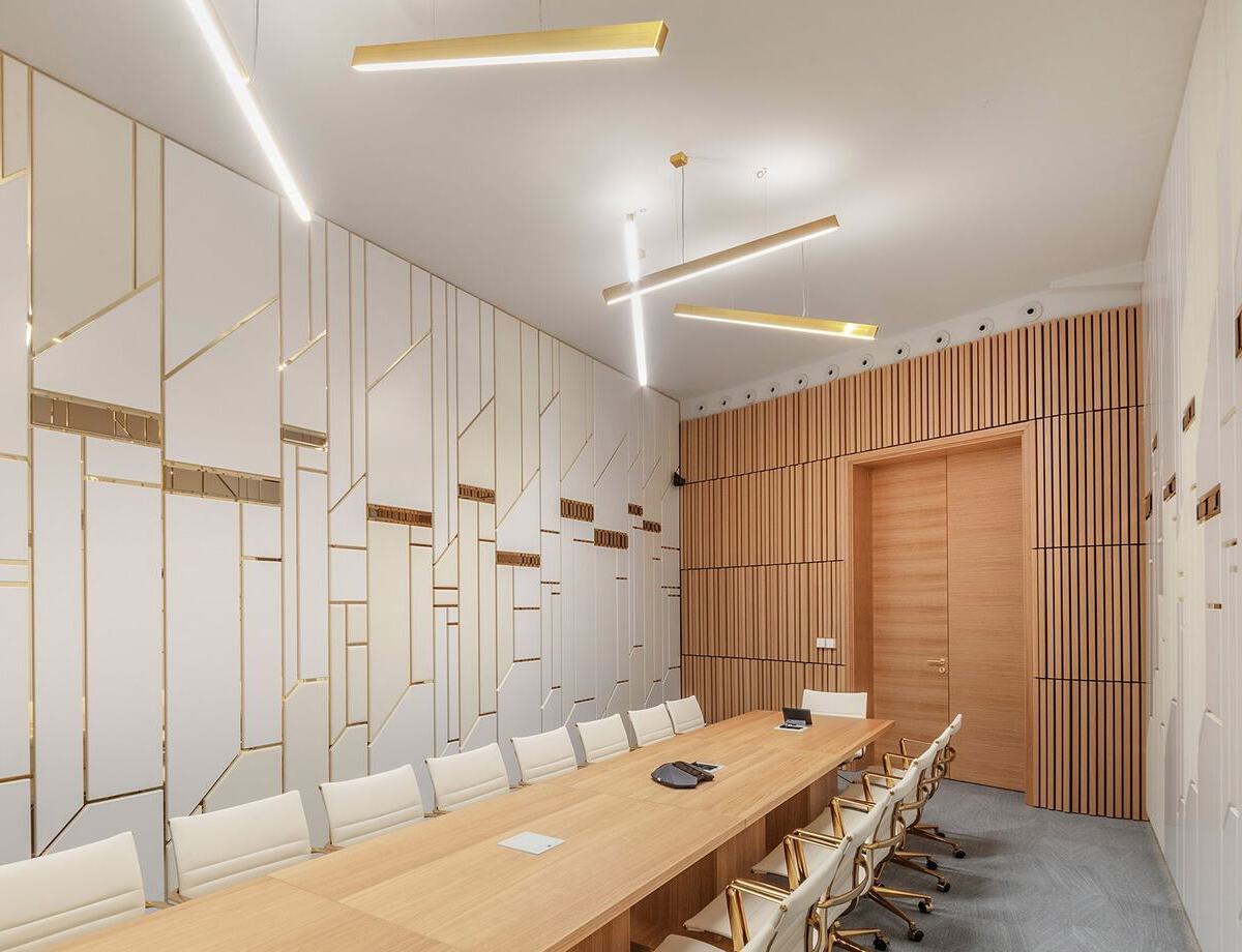 Moderner Konferenzraum im Postpalast, Budapest, mit geometrischen Wanddesigns und Sattlers Paladio Prism 1410 Leuchte.