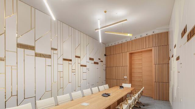 Modern conference room in the Postpalast, Budapest, with geometric wall designs and Sattler's Paladio Prism 1410 lighting fixture. | ©  Tamás Bujnovszky