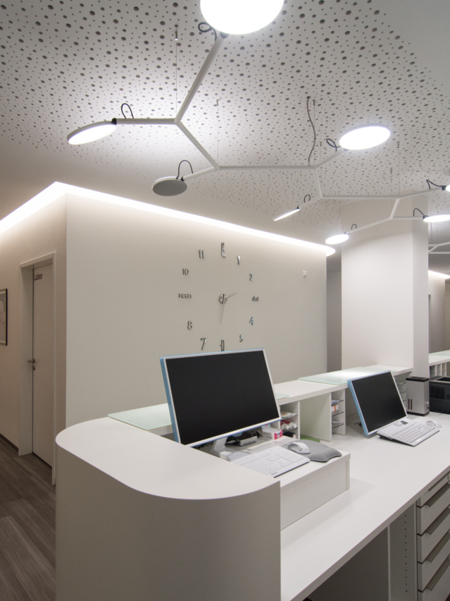 Reception area Dr. Bernas with AVVENI PENDANT 8, direct and indirect lighting