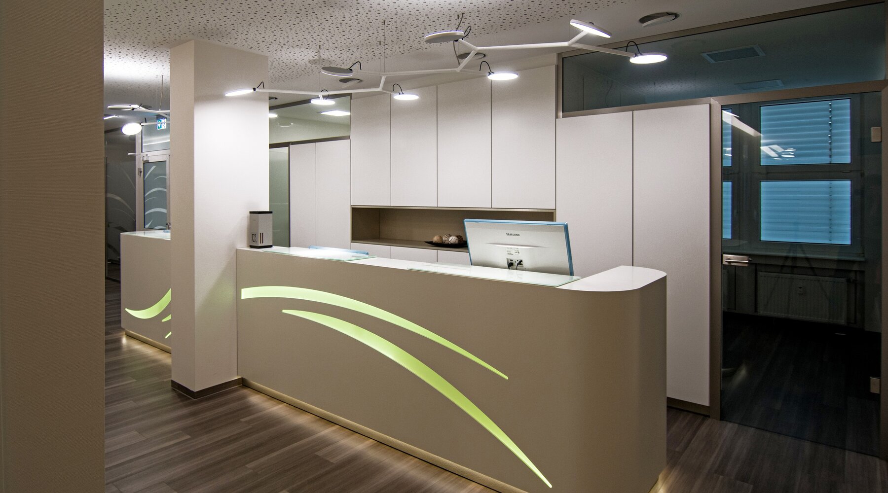 Reception desk at Dr. Bernas' practice with AVVENI PENDANT  | © Horst Mohring