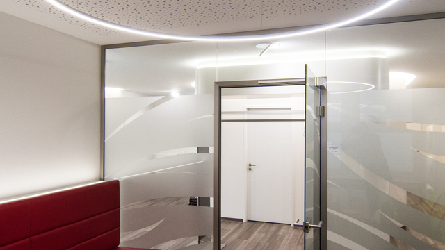 SLIM LED-Ringleuchte im Wartebereich der Praxis Dr. Bernas | © Horst Mohring