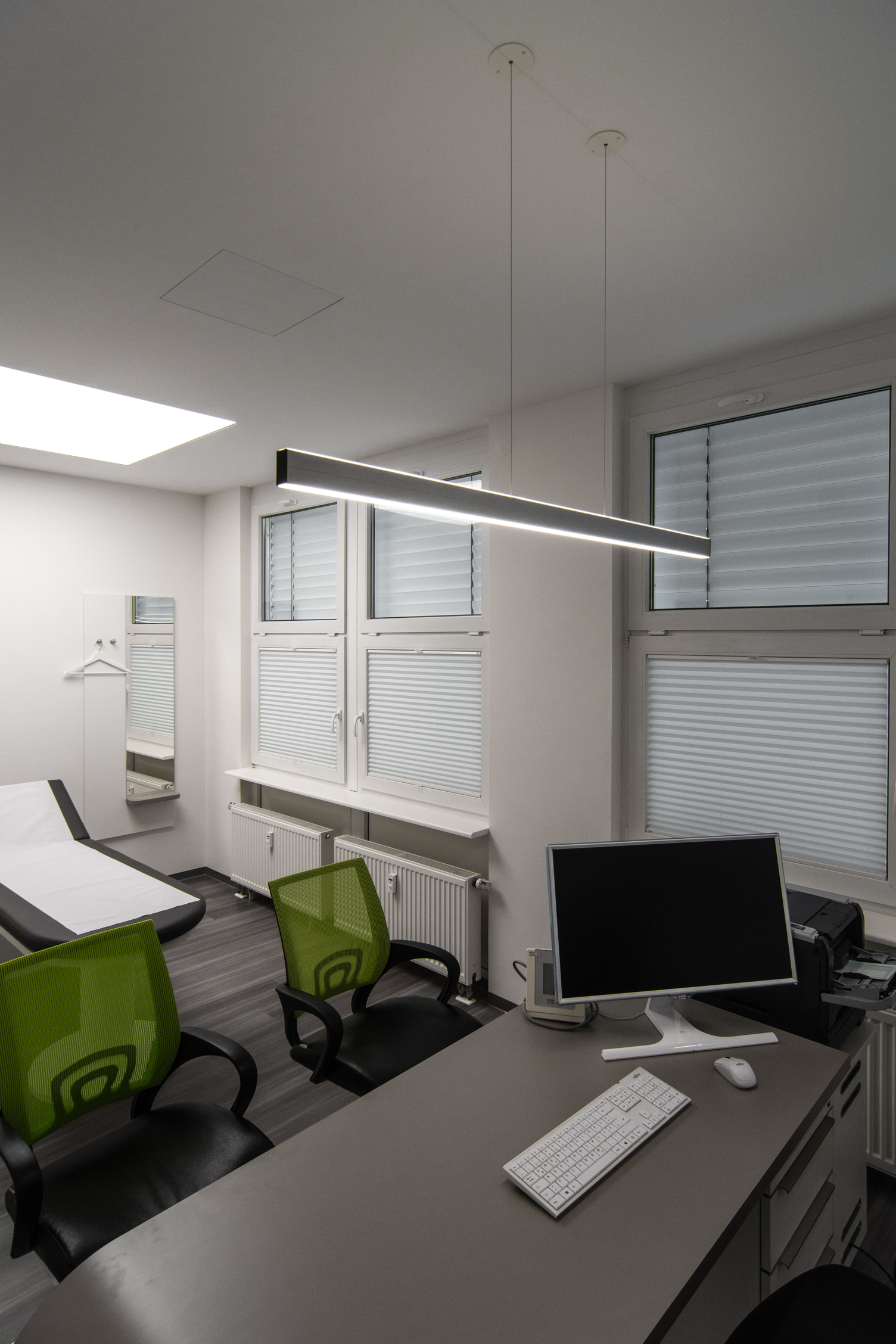 DOPPIO-LINEA im Behandlungszimmer | © Horst Mohring DOPPIO-LINEA Pendelleuchte in der Praxis Dr. Bernas | © Horst Mohring