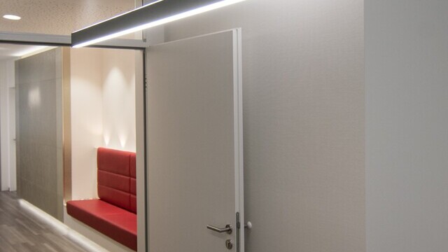 AVVENI Downlight für flexible Beleuchtung in der Praxis Dr. Bernas | © Horst Mohring