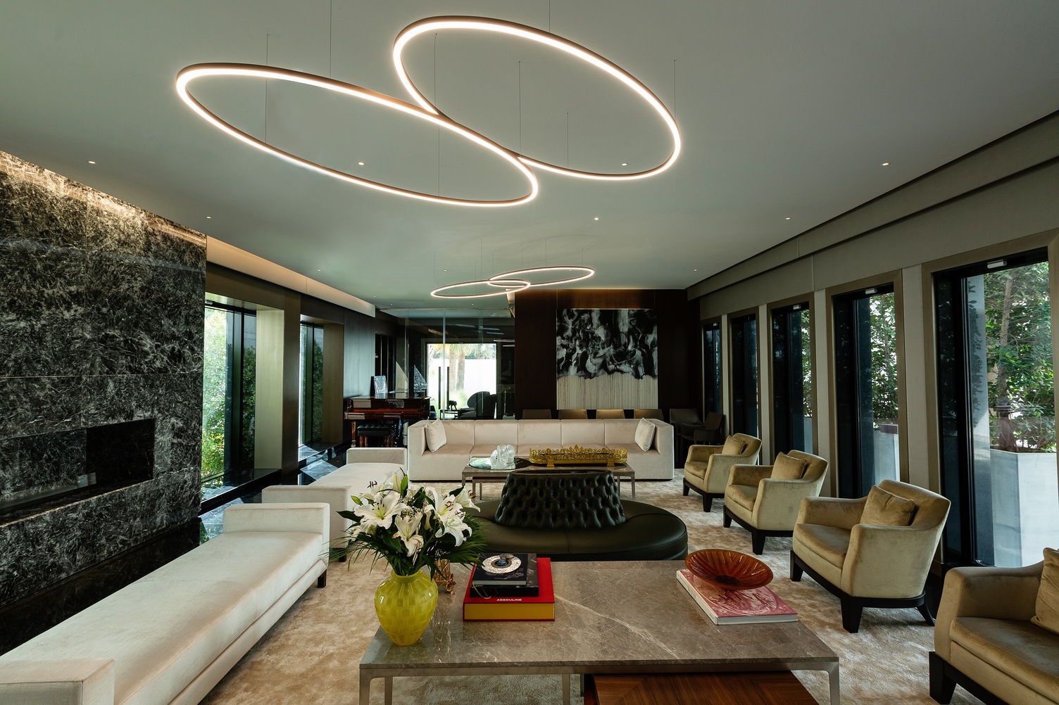 SATTLER SLIM ELLIPSE – Elegante, ovale Lichtinstallation in moderner Privatresidenz in Emirate Hills