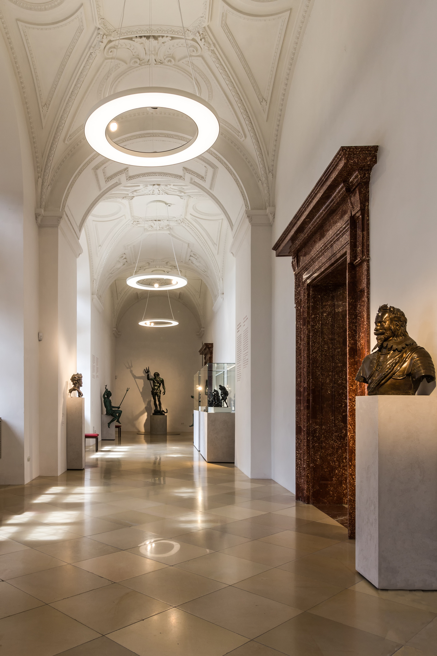 Historischer Flur der Residenz München mit harmonischen Ringleuchten ANELLO Historischer Flur der Residenz München mit harmonischen Ringleuchten ANELLO