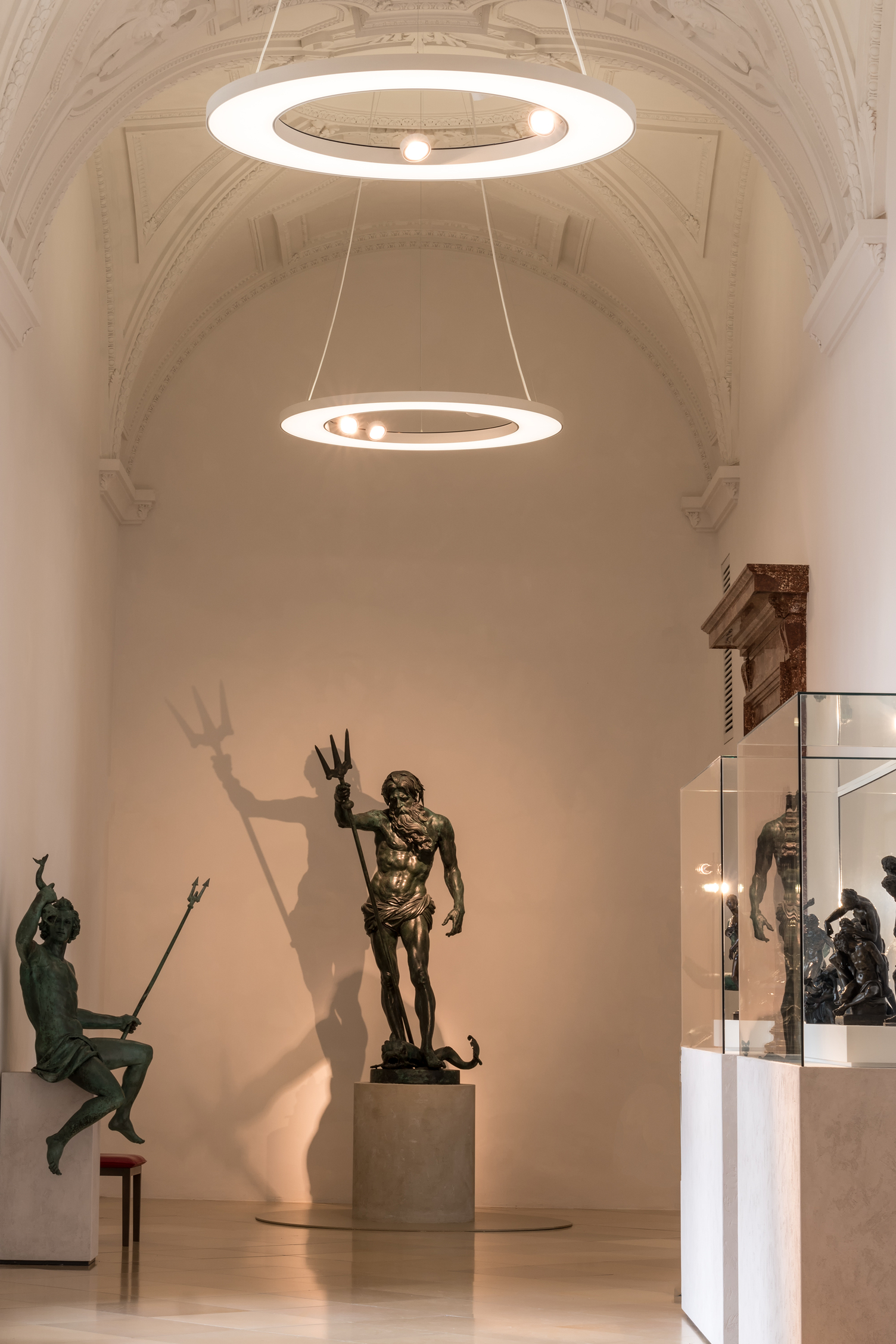 Historischer Flur der Residenz München mit harmonischen Ringleuchten ANELLO Historischer Flur der Residenz München mit harmonischen Ringleuchten ANELLO