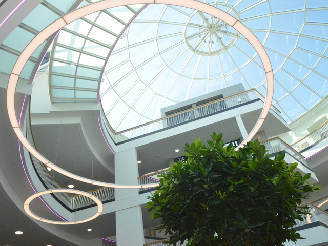 Sonderleuchten Ringleuchten in Sondergröße unter Glasdach im Atrium eines Klinikgebäudes