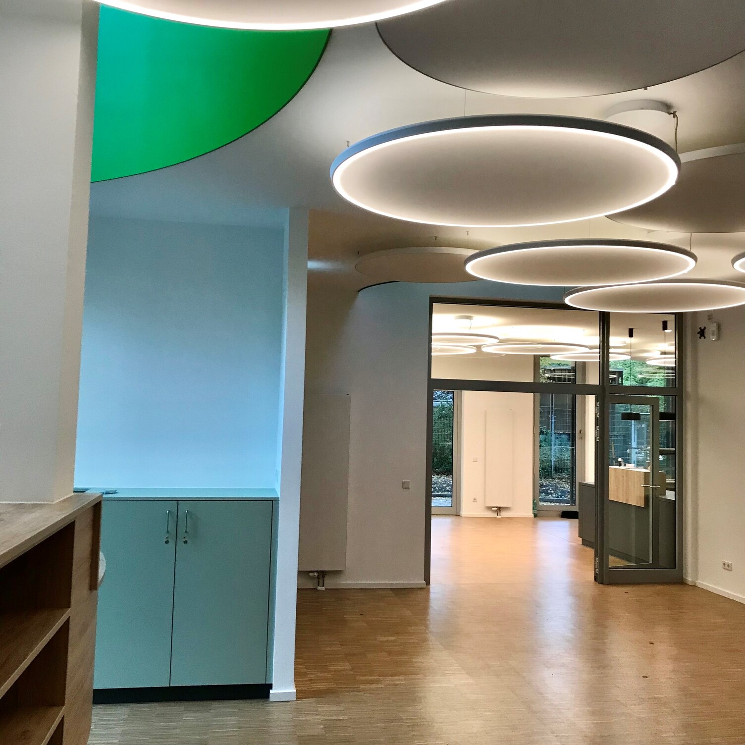 SATTLER Acoustic Light Panels und Acoustic Panels in einem Flur angeordnet.