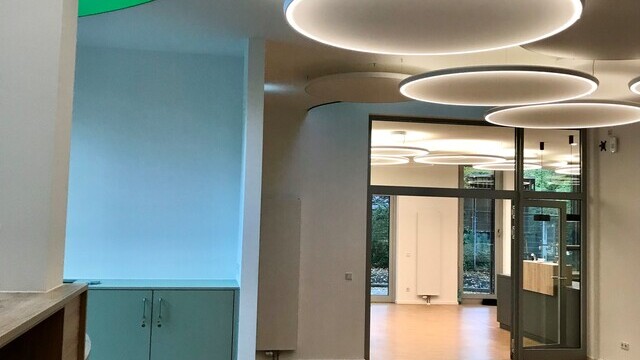 SATTLER Acoustic Light Panels und Acoustic Panels in einem Flur angeordnet.