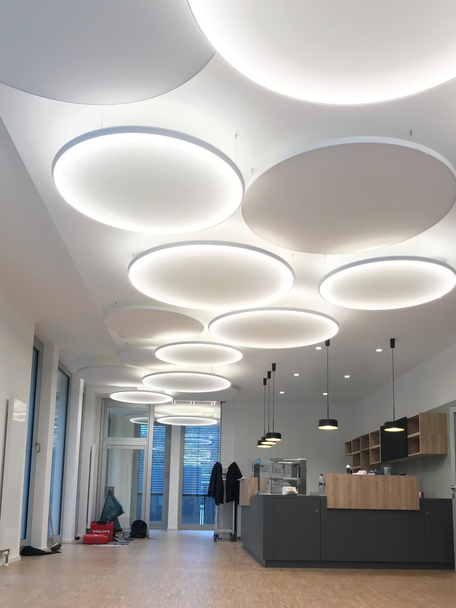 Für akustische Maßnehmen und Beleuchtungszwecke wurden in einem Eingangsbereich des SOS Kinderdorfes von SATTLER Acoustic Light Panel, Acoustic Panel sowie BE-Strahler eingesetzt.