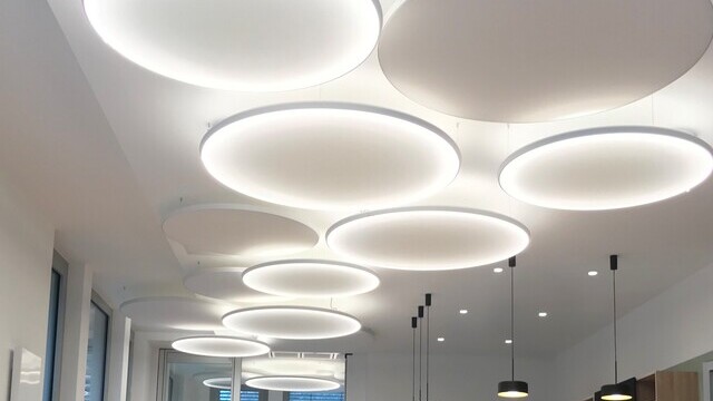 Für akustische Maßnehmen und Beleuchtungszwecke wurden in einem Eingangsbereich des SOS Kinderdorfes von SATTLER Acoustic Light Panel, Acoustic Panel sowie BE-Strahler eingesetzt.