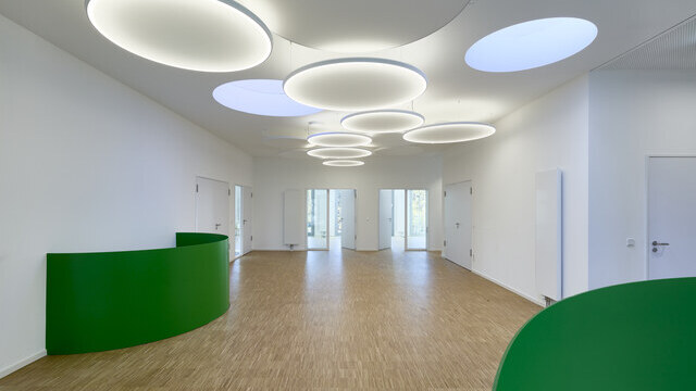 Elegante Akustiklösung in Kombination mit Beleuchtung aus dem Hause SATTLER in einem Flur montiert | © © Barbara Burg + Oliver Schuh, Palladium Photodesign www.palladium.de