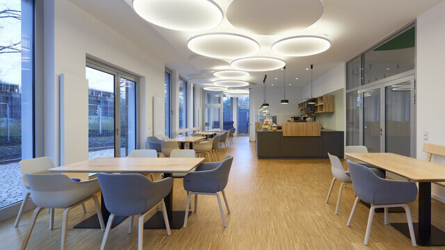 Cafeteria und Empfangsbereich mit Acoustic Light Panel, Acoustic Panel und BE Strahler in verschieden Größen von Firma SATTLER | © © Barbara Burg + Oliver Schuh, Palladium Photodesign www.palladium.de