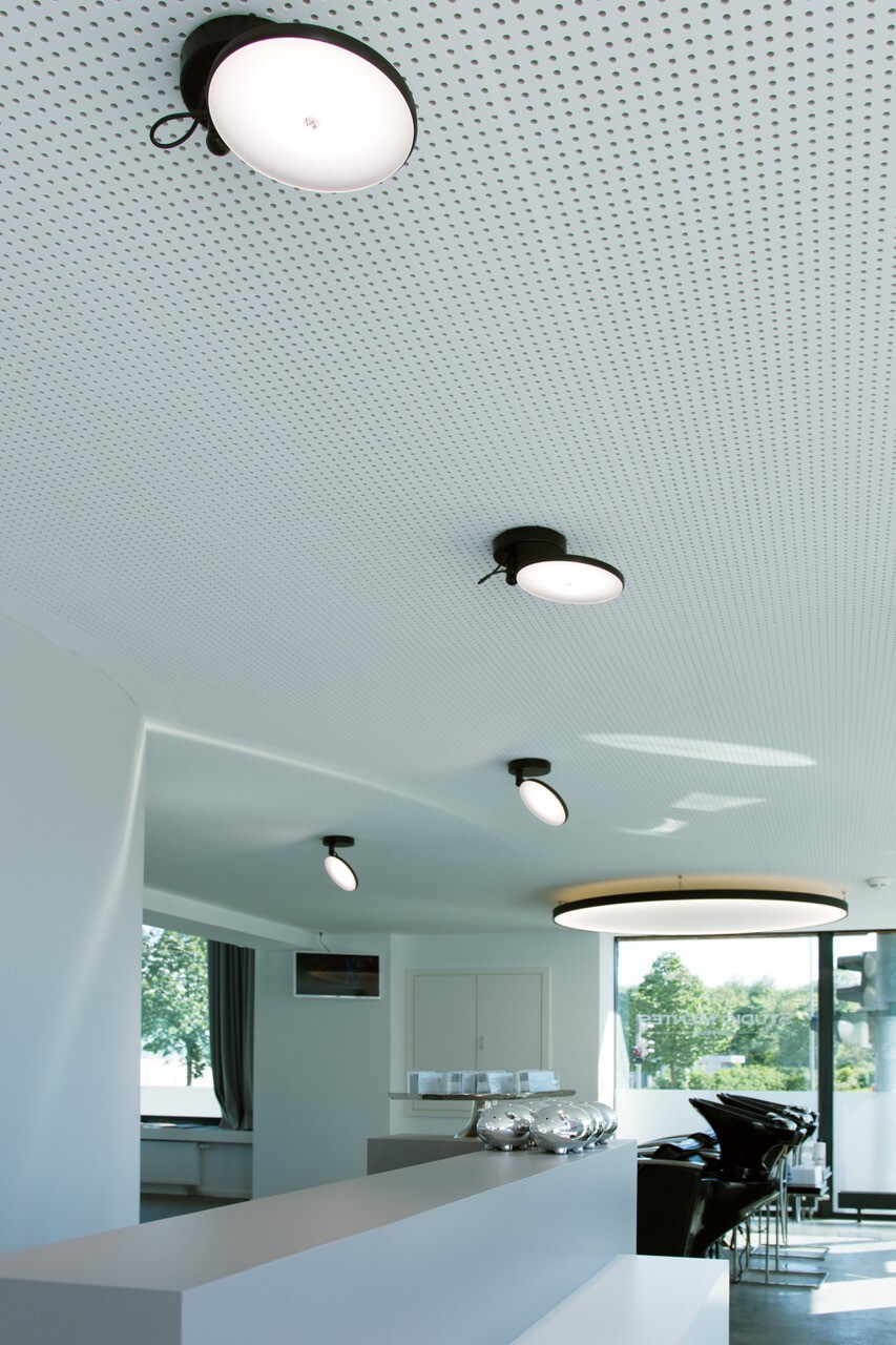 AVVENI & HIGHMOON FLAT im Salon MENTES | © Werbeagentur Horst Mohring SATTLER AVVENI SINGLE & HIGHMOON FLAT – Kombinierte Beleuchtungslösung für harmonische Lichtverhältnisse | © Werbeagentur Horst Mohring